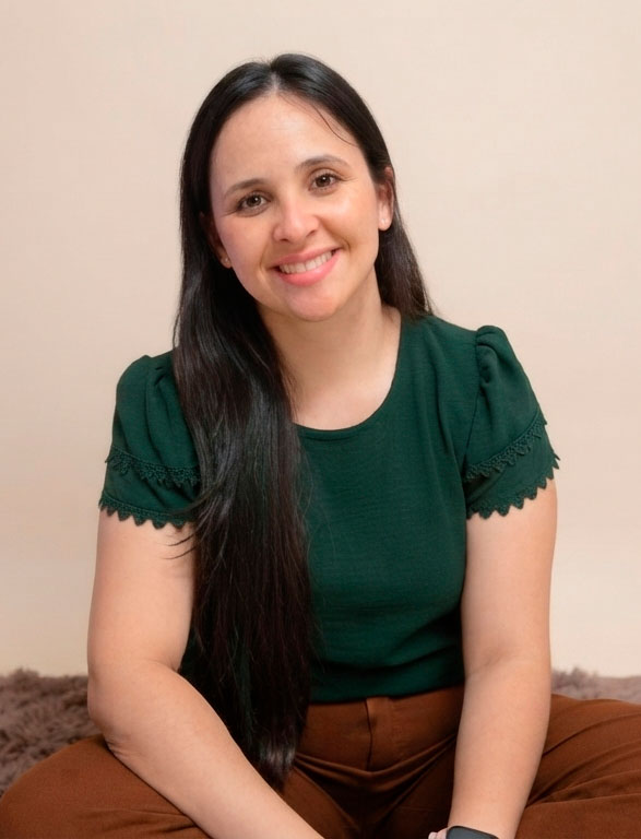 Yarelis Borges Martínez trabajando en su escritorio